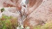 Ayers Rock en plein désert Australien transformé en véritable chute d'eau pendant les inondations