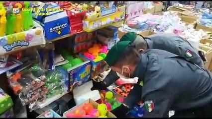Napoli - Abbigliamento e altri prodotti contraffatti sequestri in città (25.03.21)