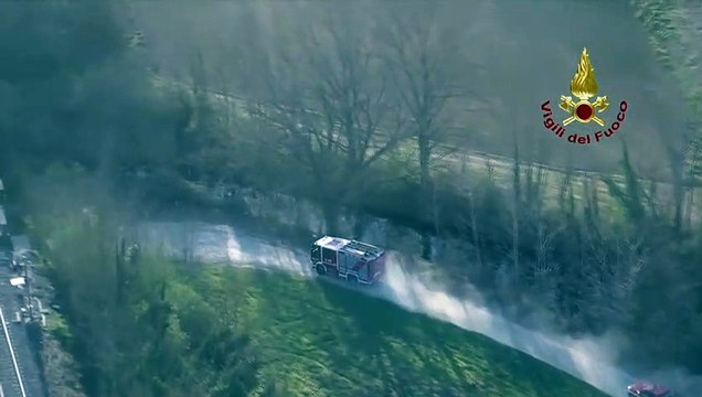 Siena - incendio di sterpaglie vicino linea ferroviaria a Taverne d'Arbia (25.03.21)