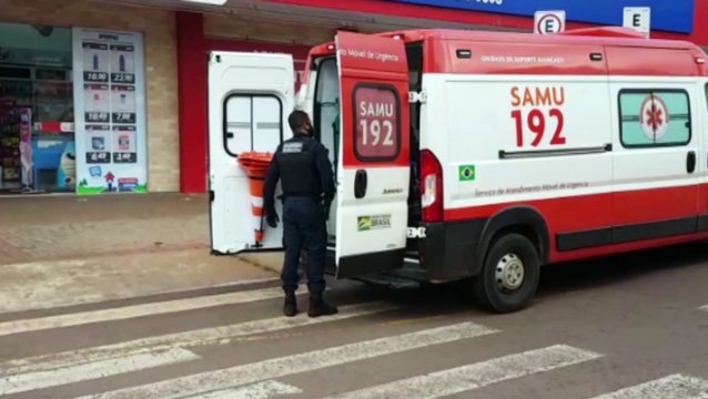 Mulher em surto é socorrida pelo Samu em farmácia na Avenida Brasil, no Centro
