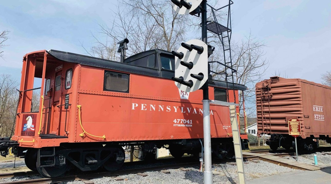 This Restored Caboose From 1941 Is the Perfect Airbnb for Train Lovers