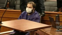 En silla de ruedas y esposado compareció ante el juez el presunto asesino de la matanza en Colorado