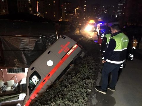 Ümraniye'de kaza yapan ambulansta kalbi duran hastayı hayatta tutmak için zamanla yarıştılar