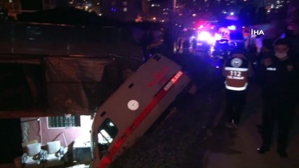 Video herunterladen: Ümraniye’de kaza yapan ambulansta kalbi duran hastayı hayatta tutmak için zamanla yarıştılar