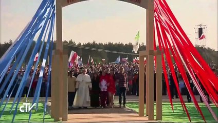Papa Francesco attraversa la Porta Santa