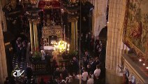 Papa Francesco prega davanti alla tomba di San Stanislao