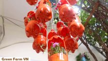 Simple, beautiful idea for the garden to hang easily from plastic bottles