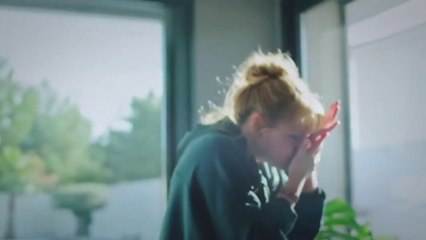 Laëtitia met un coup de poing à Émilie