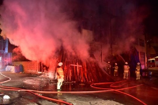 İzmir'de marangoz atölyesi alev alev yandı