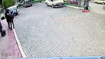 izmirSokak ortasında silahlı çatışma anı kamerada