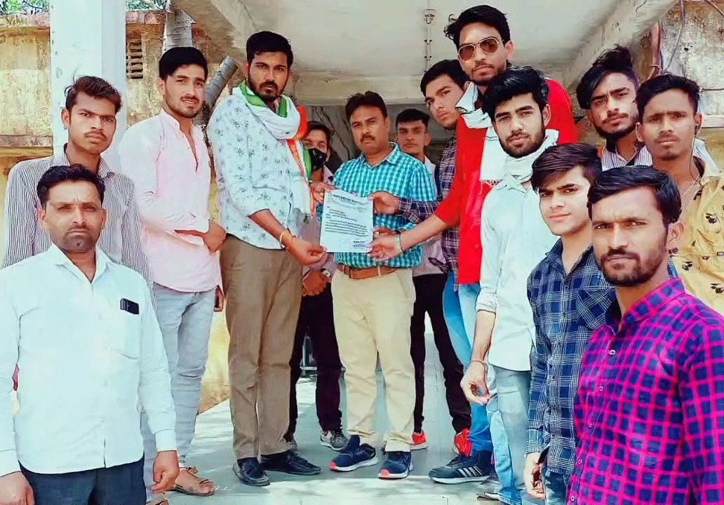कोरोना के बढ़ते केसो को देखते हुए परीक्षा ओपन बुक प्रणाली से कराए जाने की मांग को लेकर ज्ञापन सौंपा