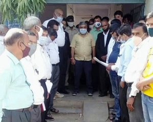 अभिभाषकों ने प्रतिवाद दिवस मनाया एवं आधे दिन न्यायालयीन कार्रवाई में भाग नही लिया