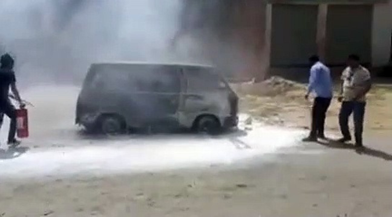 शाहजहांपुर: चलती वैन में अचानक लगी आग, विधायक प...
