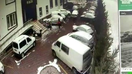 Baba ve kucağındaki kızına otomobilin çarptığı kaza kameraya yansıdı