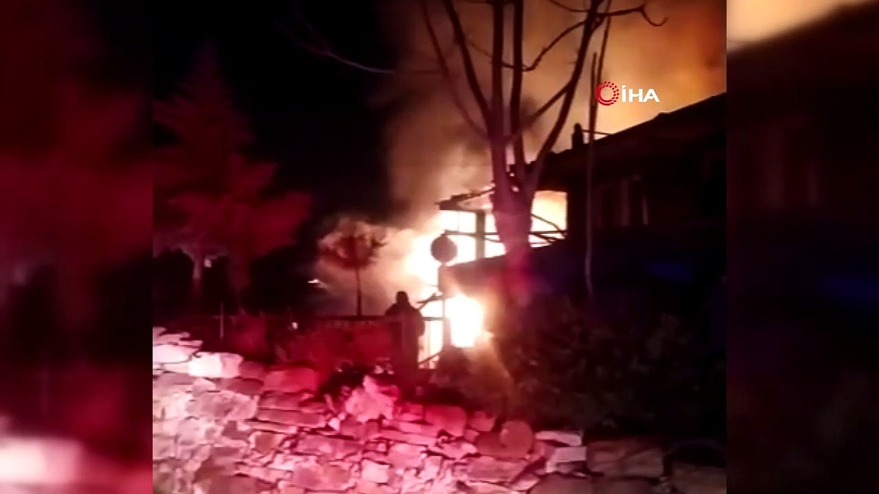 Bartın'da çıkan yangında ev ve ahır alevlere te...