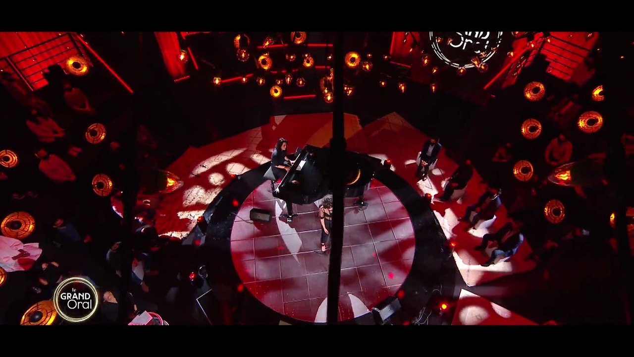 Barbara Pravi chante "Voilà"dans l'émission "Le grand oral"