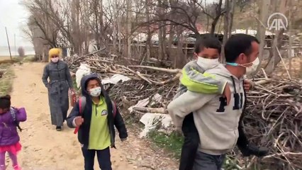 Fedakar baba, 10 yaşındaki engelli oğlunu okula sırtında taşıyor