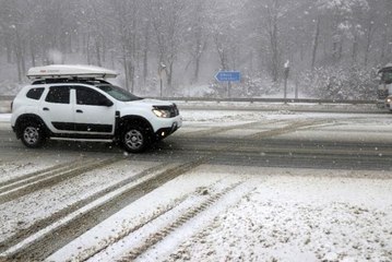 Bolu Dağı'nda kar yağışı ve sis etkili oluyor