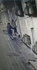 SULTANGAZİ'DE AYNI GÜN İKİ EVDEN HIRSIZLIK YAPAN 3 KADIN ŞÜPHELİ KAMERADA