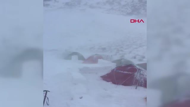 Süphan'a zirve tırmanışında tipiye yakalanan dağcılar, buz adama döndü