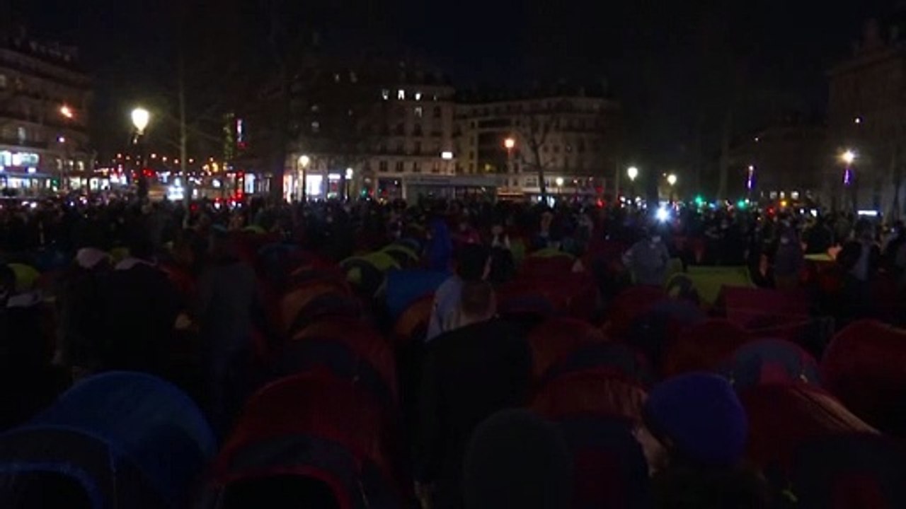 Polícia desmantela acampamento em Paris