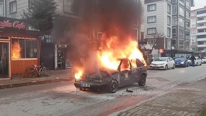 Seyir halindeyken alev alan otomobil kullanılamaz hale geldi