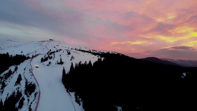 KASTAMONU - Makine operatörü Ilgaz Dağı'ndaki pisti sezon boyunca kayakseverler için hazırlıyor