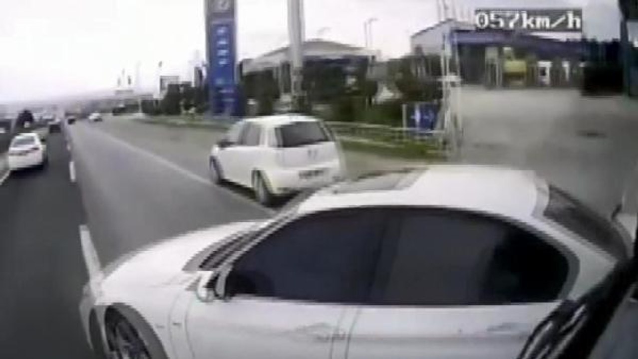 SİLİVRİ'DE KONTROLSÜZ ŞERİT DEĞİŞTİREN ARAÇ KAMYONETE ÇARPTI O ANLAR KAMERADA