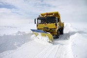 Erzincan'da kar ve tipiden 102 köy yolu ulaşıma kapandı