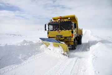 Erzincan'da kar ve tipiden 102 köy yolu ulaşıma kapandı