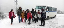 Aydın'da kara saplanan servisteki öğrenciler, belediye ekiplerince kurtarıldı