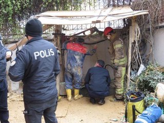 5 METRELİK KANALİZASYON KUYUSUNA DÜŞEN İŞÇİYİ İTFAİYE KURTARDI? ARKADAŞI GÖZYAŞLARINA BOĞULDU