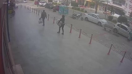 Çiftin markette hırsızlık yapma anı güvenlik kamerasına yansıdı