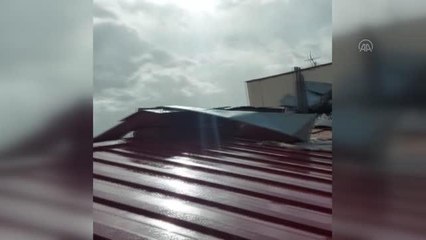 Ahlat'ta şiddetli fırtınanın zarar verdiği okullarda yüz yüze eğitime ara verildi