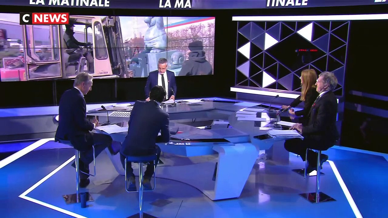 Vingt chats géants, en bronze et de deux mètres de haut, de l'auteur belge de bande dessinée Philippe Geluck, ont investi les Champs Elysées à Paris - VIDEO