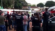 Helicóptero da Polícia Civil lança pétalas de rosas sobre comboio com corpo de investigador