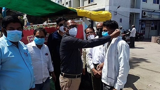 शहरी स्वास्थ्य पर्यवेक्षक जॉय शर्मा ने ड्यूटी निभाते मनाया जन्मदिन, मास्क बांटे स्वास्थ्य सर्वे किया