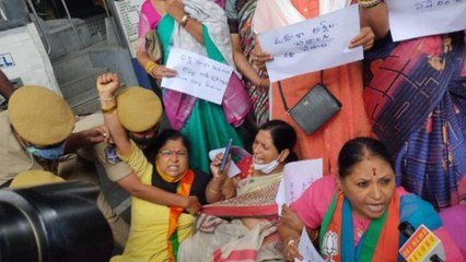 Telangana : భైంసా చిన్నారి రేప్ ఘటనలో నిందితున్ని శిక్షించాలని బీజేపీ మహిళా మోర్చా నేతలు డిమాండ్!