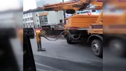 Bahçelievler’de kamyonetin devrilme anı kamerada