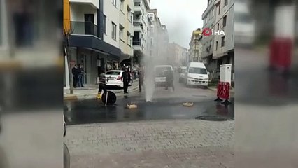 Avcılar’da İSKİ çalışmasında su borusu patladı, litrelerce su israf oldu