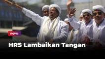 Meninggalkan Pengadilan Negeri Jakarta Timur, Habib Rizieq Lambaikan Tangan dari Mobil Tahanan