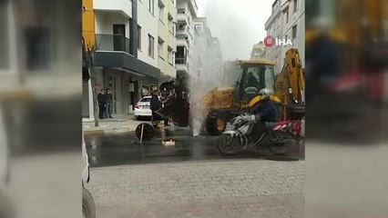 Avcılar'da İSKİ çalışmasında su borusu patladı, litrelerce su israf oldu