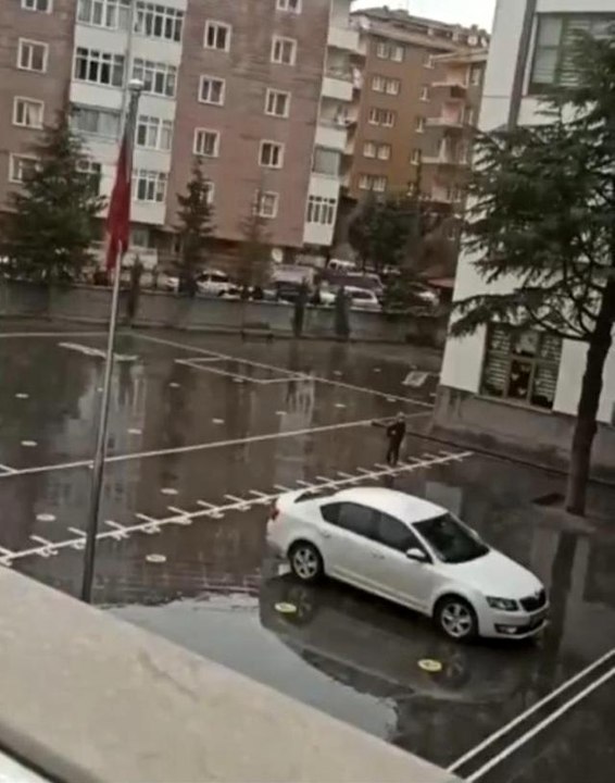 Şiddetli yağmura rağmen tek başına İstiklal Marşı okudu