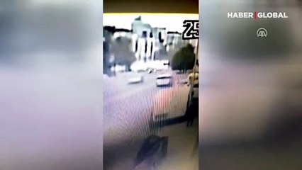 Koşarak seyir halindeki otobüse çarptı! O anla kamerada