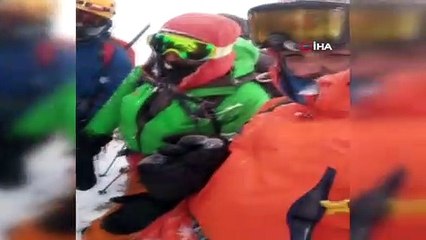 Tipiye yakalanan dağcıların zor anları kamerada