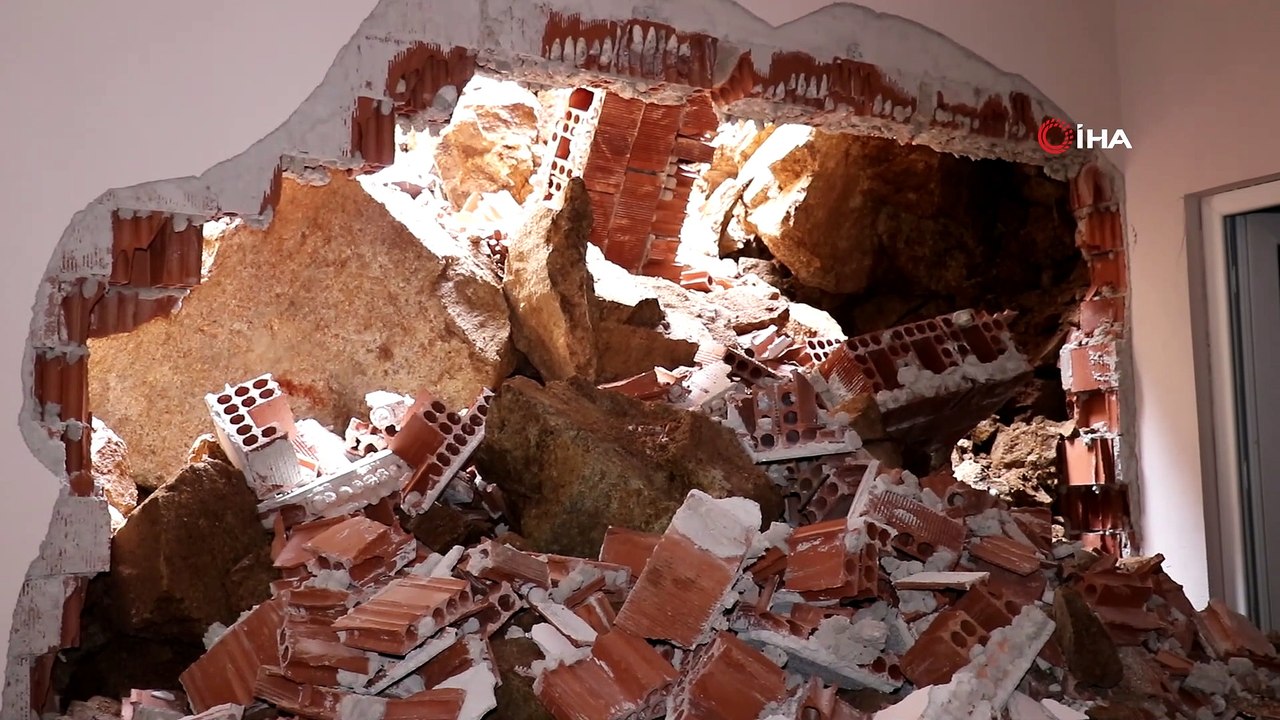 Dağdan kopan kaya parçaları evin duvarlarını yıktı