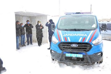 Karaman'da, aracın kara saplandığı bölgede kaybolan genç aranıyor (2)
