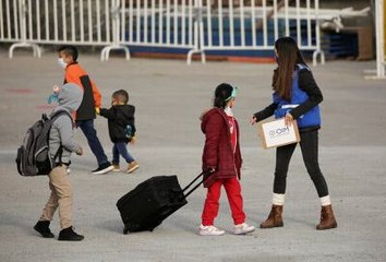 La administración de Biden activará 2 sitios militares en Texas para jóvenes migrantes