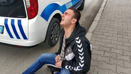 Hamile olan 3 aylık eşi seyir halindeki araçtan düşen kocanın feryatları yürekleri dağladı