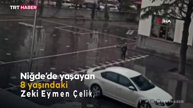 Yağmura aldırış etmeden İstiklal Marşı için hazır ol da bekledi